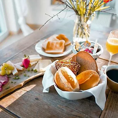 Unter Den Linden Bed & Breakfast 3*